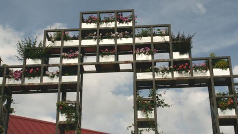 À Terra Botanica, un pignon de la place de village a été renouvelé avec des pélargoniums fournis par les adhérents du Bureau horticole régional. Le BHR pilote en France la campagne « Europe in Bloom » de Pelagornium for Europe. ©LKP 